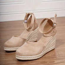 MARINA - SANDALIAS DE CUÑA BAJA BEIGE ARENA