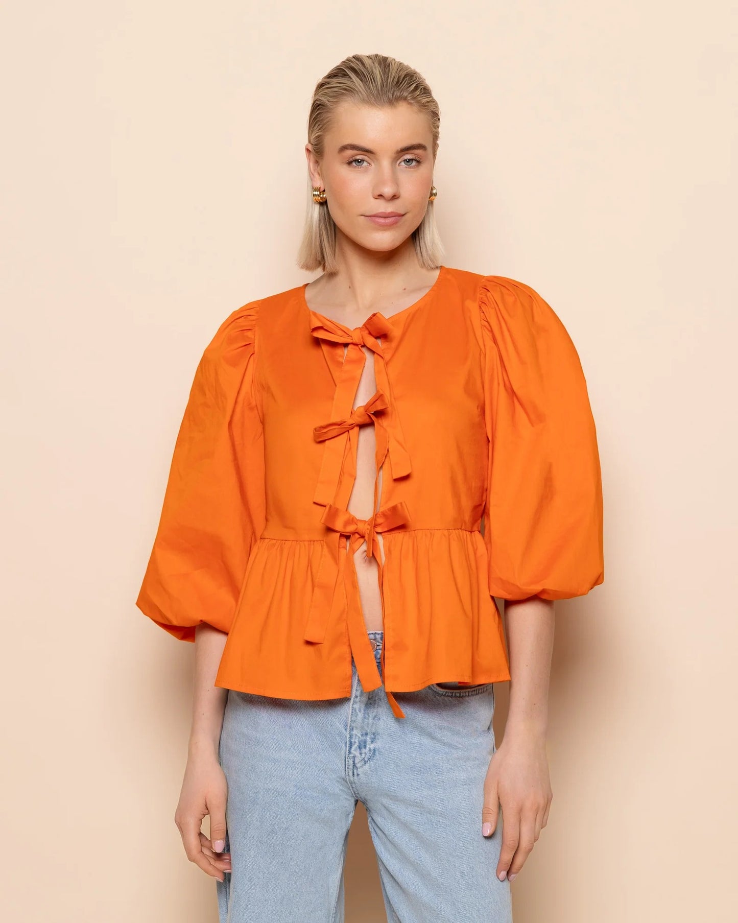 LOLA - TOP ABULLONADO NARANJA