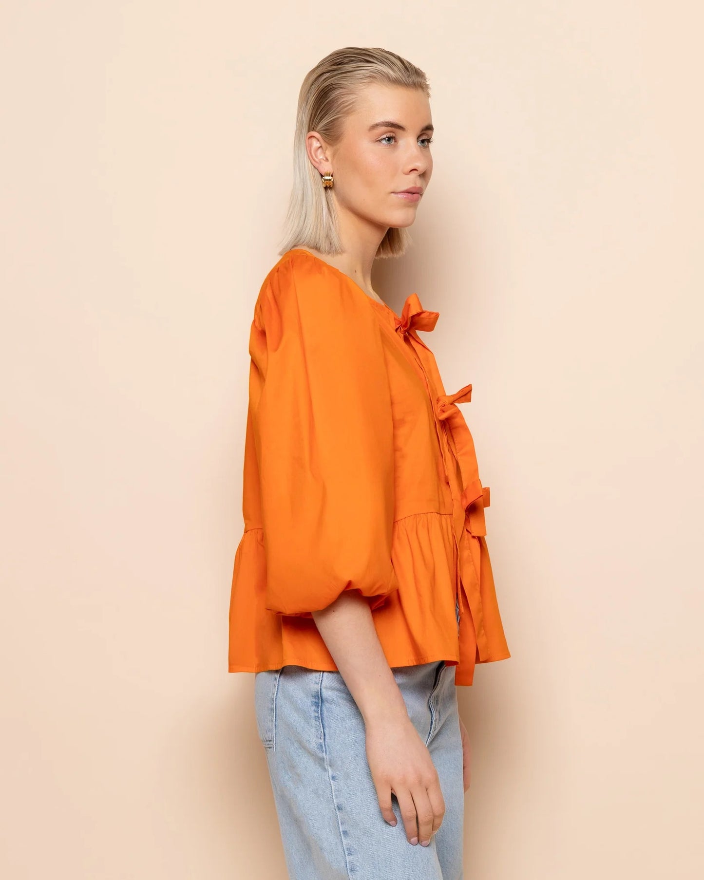 LOLA - TOP ABULLONADO NARANJA